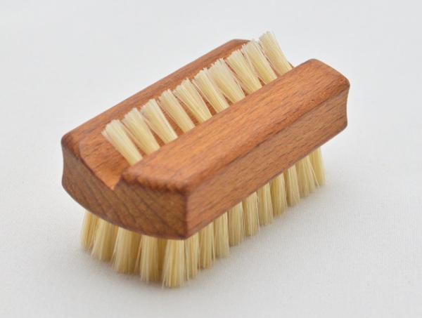 Reisehandwaschbürste und Nagelbürste Buchenholz mit Griffmulde. 1 und 5 Reihen helle Naturborsten. Bürstenfabrik Keller seit 1869.